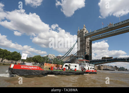 À l'embargo 0001 Mercredi 22 mai 2019 présentatrice TV Julia Bradbury emplacements jusqu'à Tower Bridge sur un camping pour célébrer le 100e anniversaire de la caravane et camping National lancement Semaine 2019 (NCCW), qui se déroule du 27 mai au 2 juin. PRESS ASSOCIATION. Photo date : mardi 21 mai 2019. Crédit photo doit se lire : Isabel Infantes/PA Wire Banque D'Images