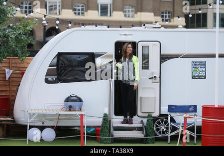 À l'embargo 0001 Mercredi 22 mai 2019 présentatrice TV Julia Bradbury emplacements jusqu'à Tower Bridge sur un camping pour célébrer le 100e anniversaire de la caravane et camping National lancement Semaine 2019 (NCCW), qui se déroule du 27 mai au 2 juin. PRESS ASSOCIATION. Photo date : mardi 21 mai 2019. Crédit photo doit se lire : Isabel Infantes/PA Wire Banque D'Images