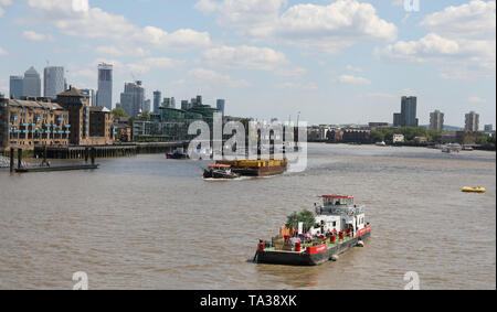 À l'embargo 0001 Mercredi 22 mai 2019 présentatrice TV Julia Bradbury emplacements jusqu'à Tower Bridge sur un camping pour célébrer le 100e anniversaire de la caravane et camping National lancement Semaine 2019 (NCCW), qui se déroule du 27 mai au 2 juin. PRESS ASSOCIATION. Photo date : mardi 21 mai 2019. Crédit photo doit se lire : Isabel Infantes/PA Wire Banque D'Images