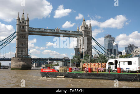À l'embargo 0001 Mercredi 22 mai 2019 présentatrice TV Julia Bradbury emplacements jusqu'à Tower Bridge sur un camping pour célébrer le 100e anniversaire de la caravane et camping National lancement Semaine 2019 (NCCW), qui se déroule du 27 mai au 2 juin. PRESS ASSOCIATION. Photo date : mardi 21 mai 2019. Crédit photo doit se lire : Isabel Infantes/PA Wire Banque D'Images