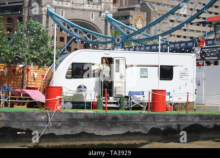 À l'embargo 0001 Mercredi 22 mai 2019 présentatrice TV Julia Bradbury emplacements jusqu'à Tower Bridge sur un camping pour célébrer le 100e anniversaire de la caravane et camping National lancement Semaine 2019 (NCCW), qui se déroule du 27 mai au 2 juin. PRESS ASSOCIATION. Photo date : mardi 21 mai 2019. Crédit photo doit se lire : Isabel Infantes/PA Wire Banque D'Images