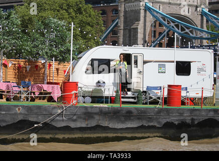 À l'embargo 0001 Mercredi 22 mai 2019 présentatrice TV Julia Bradbury emplacements jusqu'à Tower Bridge sur un camping pour célébrer le 100e anniversaire de la caravane et camping National lancement Semaine 2019 (NCCW), qui se déroule du 27 mai au 2 juin. PRESS ASSOCIATION. Photo date : mardi 21 mai 2019. Crédit photo doit se lire : Isabel Infantes/PA Wire Banque D'Images