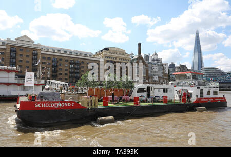 À l'embargo 0001 Mercredi 22 mai 2019 présentatrice TV Julia Bradbury emplacements jusqu'à Tower Bridge sur un camping pour célébrer le 100e anniversaire de la caravane et camping National lancement Semaine 2019 (NCCW), qui se déroule du 27 mai au 2 juin. PRESS ASSOCIATION. Photo date : mardi 21 mai 2019. Crédit photo doit se lire : Isabel Infantes/PA Wire Banque D'Images