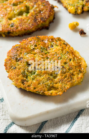 Les Arepas de maïs et fromage maison d'Oignon vert Banque D'Images