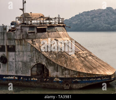 Le bateau à vapeur antédiluviennes, sur la côte de la mer d'Oman porte encore les touristes. Goa, Inde Banque D'Images