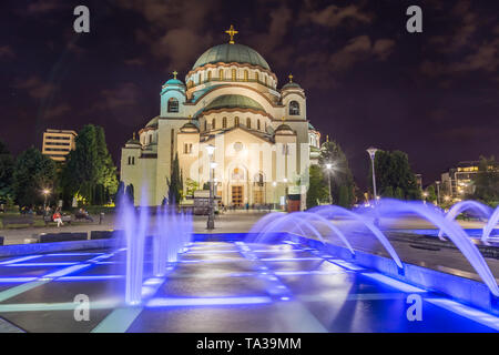L'extérieur de l'avant de l'église de Saint Sava à Belgrade, la capitale de la Serbie pendant la nuit. Fontaines colorées peut être vu dans l'avant-plan. Banque D'Images