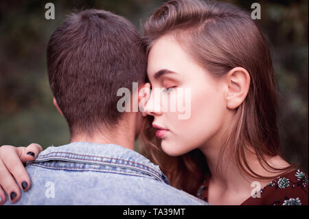 Jeune Fille 16-18 ans aux yeux clos holding boy de l'arrière de près. Concept d'amour. Valentines Day. Banque D'Images