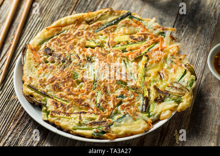 Coréen maison Pajeon Scallion pancakes avec Sauce Banque D'Images