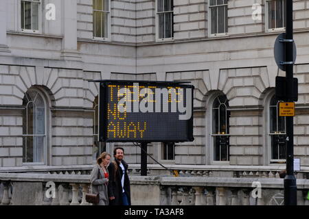 L'un des neuf "Réduire la vitesse maintenant' art installation panneaux solaire DEL à Somerset House pour le jour de la Terre Banque D'Images