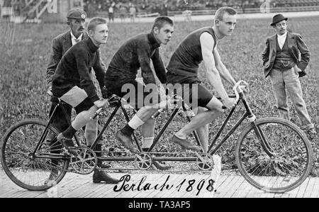 Un tandem de trois personnes par cycle à un vélodrome à Perlach de Munich. Banque D'Images