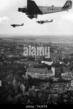 Le jour de l'Reichsluftwaffe s'est tenue à Nuremberg à l'occasion de la mort de Manfred von Richthofen. La photo montre le type d'avions Junkers Ju 52 de la Luftwaffe en survolant le Château de Nuremberg. Banque D'Images