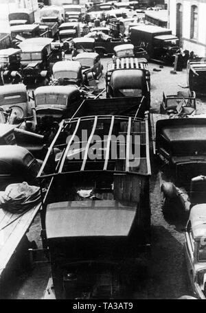 Dans un atelier de réparation de la Luftwaffe sont stockées les voitures françaises et britanniques d'être réparé ou pillées. Photo : M. Ritter. Banque D'Images