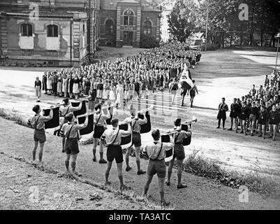 Premier appel de la jeunesse hitlérienne des Sudètes en face de la salle de sport de Reichenberg (aujourd'hui Liberec) le 17 octobre 1938, après l'occupation des Sudètes par les troupes allemandes. Banque D'Images
