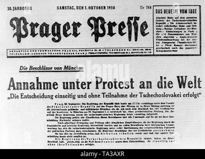 Un extrait du journal "Prager Presse' du 1 octobre 1938. C'est un rapport sur les traités entre l'Allemagne, la France, l'Italie et le Royaume-Uni, qui ont été signés le 29 et 30 septembre 1938, à Munich. Il déplore le rôle subordonné la Tchécoslovaquie y joue et la cession des Sudètes à l'Allemagne. Banque D'Images