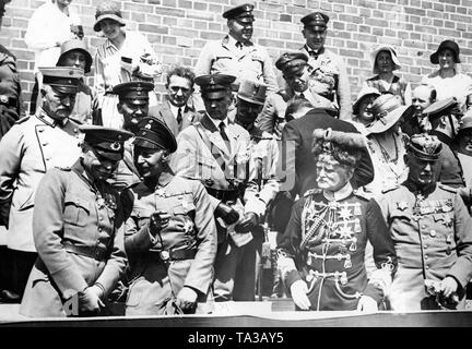 Le stand VIP au défilé de la 'Stahlhelm' en 1931 à Wroclaw. À partir de la gauche : l'ancien chef de l'Armée Général Colonel Hans von Seeckt, le Prince Guillaume de Prusse, le maréchal August von Mackensen et le général von Marne, le président de la Deutscher Offizier Bund. Banque D'Images