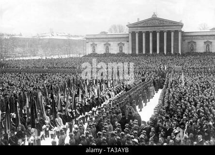 Peu de temps après l'invasion des Français, un meeting de protestation a eu lieu à Munich. Plusieurs associations patriotiques avait appelé pour cela, les participants ont été parmi d'autres corps de l'étudiant et les troupes allemandes de la garnison de Munich. Banque D'Images