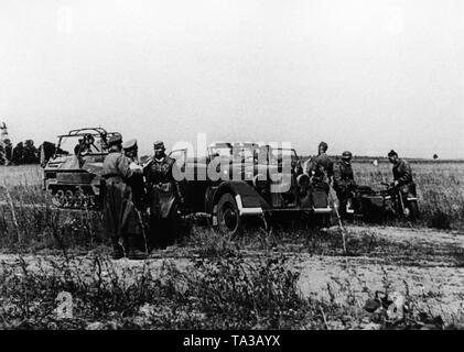 Général Heinz Guderian (2e de gauche, à l'avant), commandant du 2e Groupe de Panzer Groupe d'armées Centre le jour de l'attaque à l'insecte. Dans l'arrière-plan, une tour d'observation de l'Union soviétique. Le véhicule sur la gauche est un véhicule de transport de troupes de type SD.KFZ. 250 à l'équipement radio. Banque D'Images