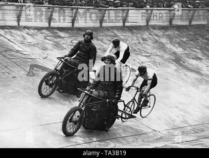 Deux voies cyclistes roulent avec leurs pacers motorisé sur une piste cyclable à Berlin. Banque D'Images