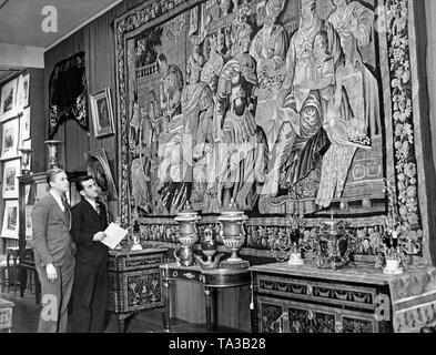 Une tapisserie administré par Pierre le Grand est mis aux enchères à New York. Le gouvernement soviétique avait l'art de vendre des trésors de la période tsariste pour obtenir des devises étrangères à plusieurs reprises. Banque D'Images