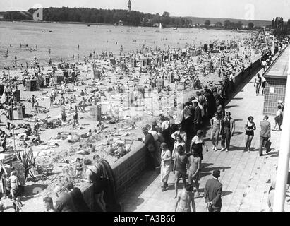 Vue de la plage de Wannsee bondé à la Pentecôte en 1932. Banque D'Images