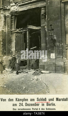 Soldats devant une porte d'entrée de la ruiné Palais Impérial de Berlin (Berlin Mitte). Le dommage est causé par les combats entre les forces gouvernementales et les membres de la Volksmarinedivision. Banque D'Images