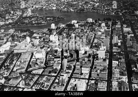 Vue aérienne du centre-ville d'Oakland en Californie. Dans l'arrière-plan, le Lac Merritt. Banque D'Images