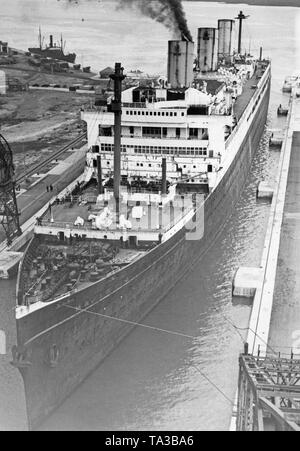Le paquebot 'Majestic' en cale sèche à Southampton lors de la conversion à la navire de formation 'Caledonia'. Pour le déplacement du navire à son nouveau port d'attache Rosyth mâts et cheminées a dû être raccourcie afin que les ponts pourraient passer sur le Firth of Forth. Banque D'Images