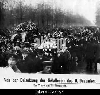 Le cortège funèbre pour les victimes de la lutte du 6 décembre 1918, se déplace dans le Tiergarten à Berlin. En ce jour, officiers et soldats ont essayé en vain de lutter contre le pouvoir des ouvriers et des soldats du Conseil. Banque D'Images