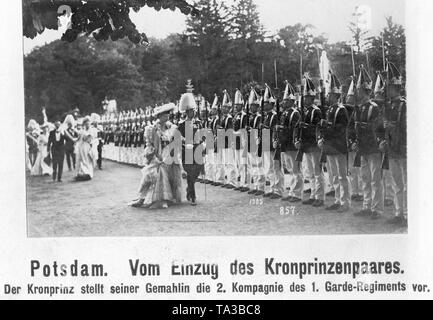 Avant l'entrée finale de la Couronne du Prince et de la princesse dans le Palais de la ville de Potsdam, leur futur résidence d'été, le Prince Wilhelm (avant droit) introduit la 2e Compagnie du 1er régiment des Gardes à son épouse la princesse Cecilie (avant gauche). Banque D'Images