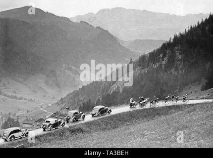 Coureurs en tête à la 7e étape du Tour de France le 14 juillet, 1936 au Col des Aravis. Banque D'Images