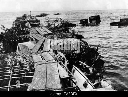 Jetée provisoire sur la plage de La Panne près de Dunkerque, les troupes britanniques camions dans la mer pour obtenir un meilleur accès aux navires pour l'évacuation. Photo : Schmidt Banque D'Images