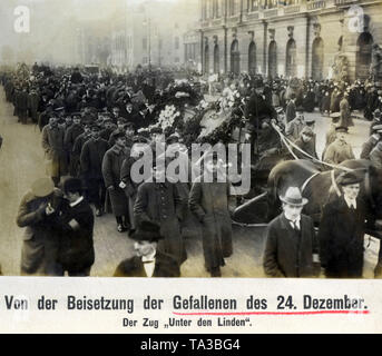 Le cortège funèbre pour les victimes de la lutte le 24 décembre 1918, passe par le Zeughaus dans la rue "Unter den Linden" à Berlin. La veille de Noël il y avait des combats violents entre la Volksmarine division et les troupes fidèles au gouvernement. Banque D'Images