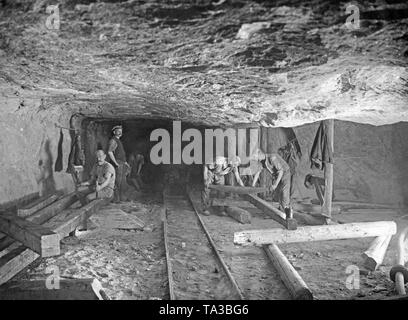 Préparer les travailleurs les poutres pour les galeries d'une mine de sel. Banque D'Images