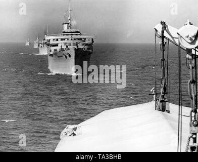 Vue depuis le 'phare' Robert Ley de la flotte de l'organisation Nazie "Kraft durch Freude" ('force par la joie") sur les quatre autres navires dans la ligne de l'avant, qui apportent les soldats de la légion Condor de retour de la guerre civile espagnole à l'Allemagne. Dans l'avant le 'Wilhelm Gustloff'. Banque D'Images