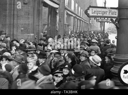 Grosse foule devant le magasin de Wertheim sur la Leipziger Platz, juste avant l'ouverture. Le premier grand magasin du groupe a été fondé par les frères Abraham et Theodor en 1852 à Stralsund. Le Groupe Wertheim a été victime de l'expropriation d'entreprises juives par les Nazis en 1937. Après la Seconde Guerre mondiale, la société a été fondée et repris par Hertie dans les années 1980, puis Karstadt en 1994. Banque D'Images