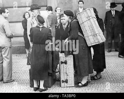 Fuir les Sudètes tchèques au cours de la crise des Sudètes. Les réfugiés sont debout devant une station de train à Prague. Banque D'Images