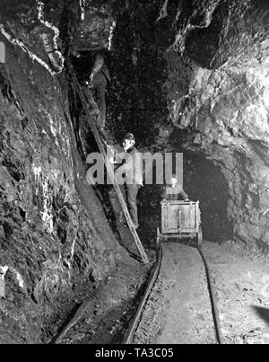 Vue dans un tunnel dans la mine de minerai de Rammelsberg près de Goslar dans le Harz. Les mineurs au travail. Banque D'Images