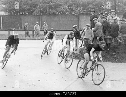 Les participants de la course cycliste pour journalistes sportifs à Berlin. Banque D'Images