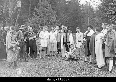 Les élèves d'un camp de travail, passer la soirée ensemble, ils s'amuser avec des pièces de théâtre dans une forêt. Banque D'Images