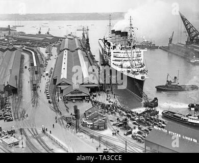 Le "Queen Mary" entre dans le port de New York pour la première fois après son voyage inaugural. Banque D'Images