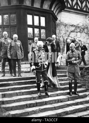 Le Prince Wilhelm (à droite) avec son épouse la princesse Cecilie pendant son anniversaire célébration au château de Cecilienhof près de Potsdam. Sur la gauche à côté de la couronne prince couple Generalfeldmarschall von Mackesen Août. Dans la rangée arrière, le général von Marne, le général von Loeben, le général von Eberhard, le général von Luettwitz, le général von einem, le général von Mueldner, et le fils du prince héritier Frédéric de Prusse, nommé Fritz. Banque D'Images