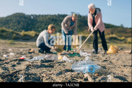 Les aînés bénévoles le nettoyage de la plage Banque D'Images