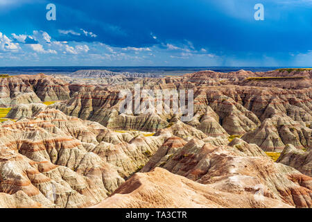 Un orage à l'intérieur de Badlands National Park avec les formations rocheuses illuminée par la lumière du soleil, Rapid City, Dakota du Sud, USA. Banque D'Images