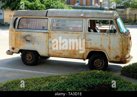 1977 Volkswagen Kombi Westfalia ; vieux rouillé VW camper van stationné dans la rue. Banque D'Images