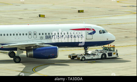 L'aéroport de London Gatwick, Angleterre - Avril 2019 : British Airways Airbus A320 jet repoussée pour le départ à l'aéroport de Gatwick Banque D'Images