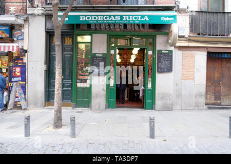 Exterior Street View de Bodegas Ricla (fondée en 1867) dans la Calle Cuchilleros, au centre-ville de Madrid, Espagne, taverne, bar, et bar à tapas à Madrid. Banque D'Images