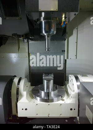 Les cinq axes de la machine CNC (Computer Numerical Control) en attente d'évolution du stock. Banque D'Images