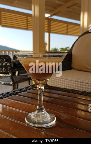 Un cocktail de liqueur de café sur une table du bar du hall Banque D'Images