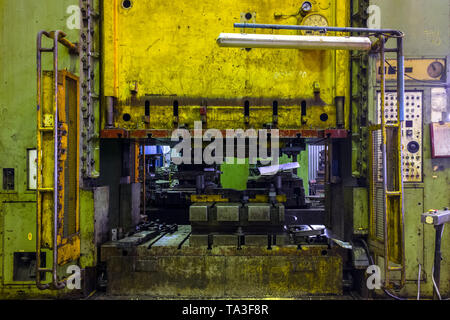 Old dirty big yellow-green presse mécanique avec la plaque et le cachet à l'intérieur, vue de face Banque D'Images