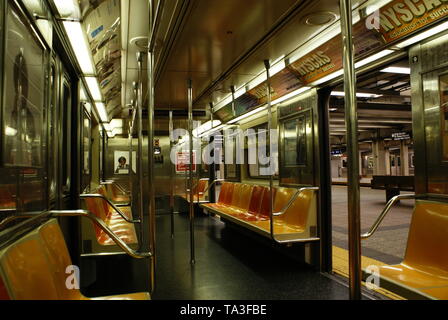 New York, USA - 15 août 2008 : d'un wagon de métro à New York. Banque D'Images